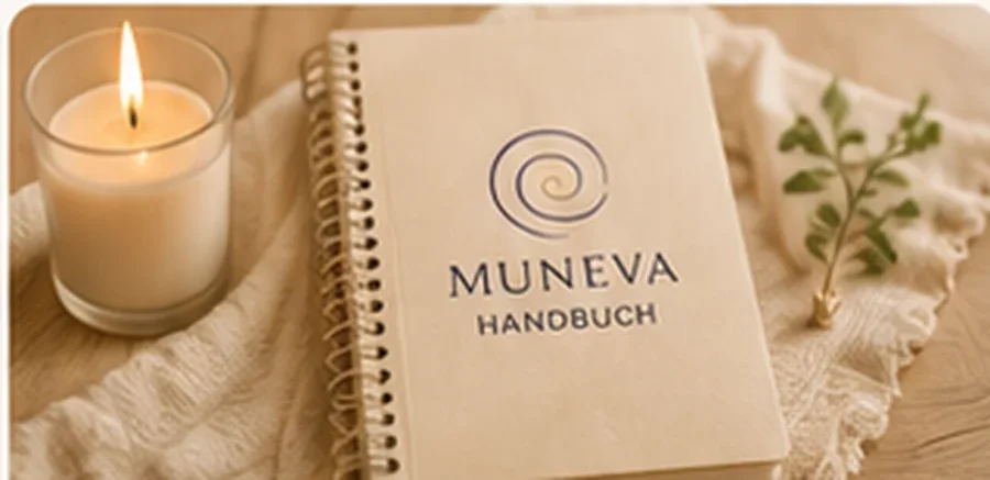 MUNEVA-Handbuch mit Kerze auf hellem Stoff
